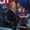 Sofia Balbi, la femme de Luis Suarez, avec ses enfants Delfina et Benjamin - Ambiance dans les tribunes du Camp Nou avec Les familles des joueurs du club de football de Barcelone le 28 novembre 2015.