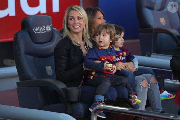 Sofia Balbi, la femme de Luis Suarez, avec ses enfants Delfina et Benjamin - Ambiance dans les tribunes du Camp Nou avec Les familles des joueurs du club de football de Barcelone le 28 novembre 2015.