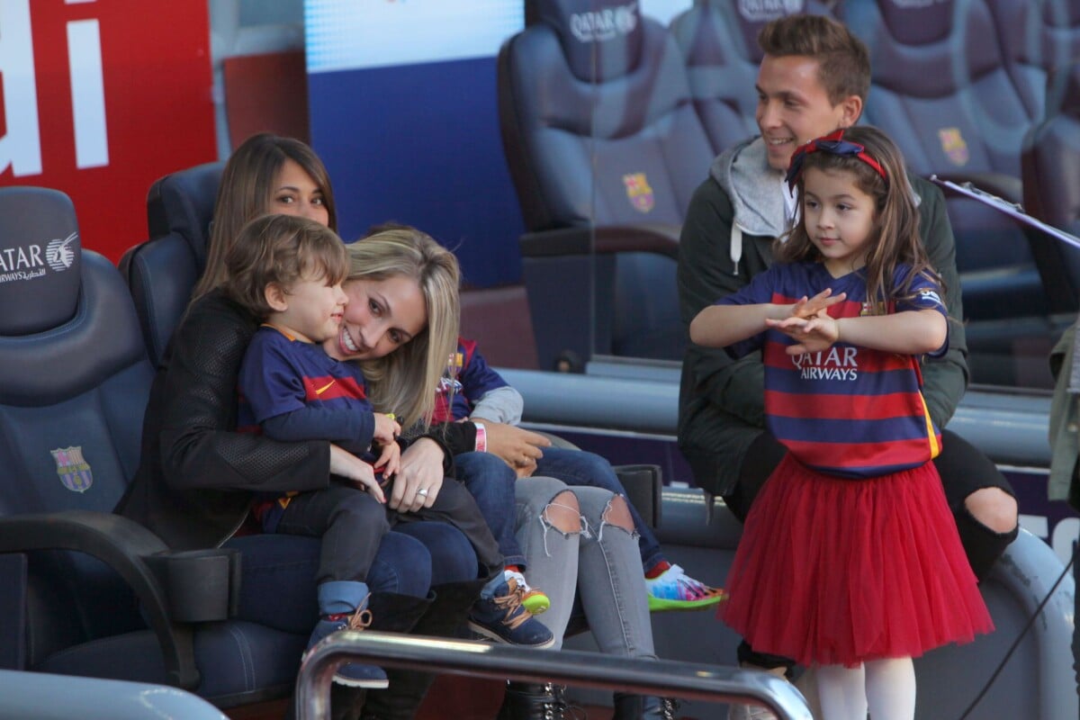 Photo : Sofia Balbi, la femme de Luis Suarez, avec ses enfants Delfina et  Benjamin - Ambiance dans les tribunes du Camp Nou avec Les familles des  joueurs du club de football