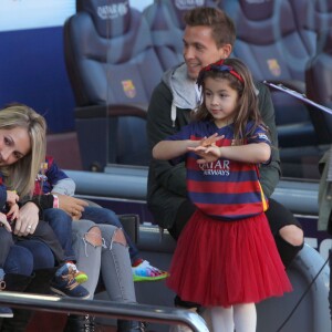 Sofia Balbi, la femme de Luis Suarez, avec ses enfants Delfina et Benjamin - Ambiance dans les tribunes du Camp Nou avec Les familles des joueurs du club de football de Barcelone le 28 novembre 2015.