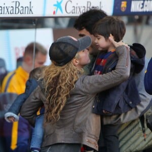 La chanteuse Shakira avec son fils Milan et Sasha Pique - Ambiance dans les tribunes du Camp Nou avec Les familles des joueurs du club de football de Barcelone le 28 novembre 2015.