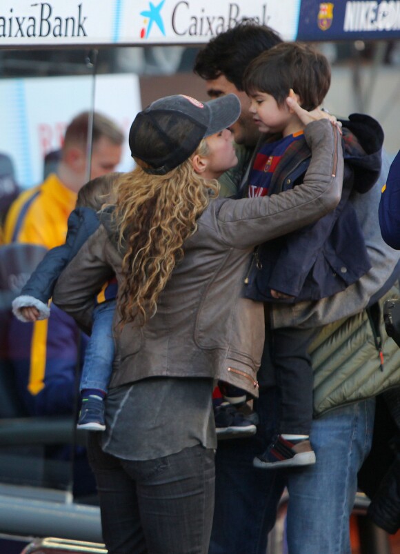 La chanteuse Shakira avec son fils Milan et Sasha Pique - Ambiance dans les tribunes du Camp Nou avec Les familles des joueurs du club de football de Barcelone le 28 novembre 2015.