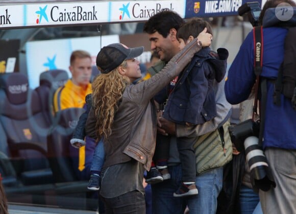La chanteuse Shakira avec son fils Milan et Sasha Pique - Ambiance dans les tribunes du Camp Nou avec Les familles des joueurs du club de football de Barcelone le 28 novembre 2015.