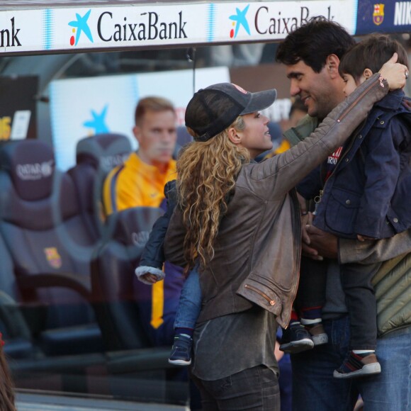 La chanteuse Shakira avec son fils Milan et Sasha Pique - Ambiance dans les tribunes du Camp Nou avec Les familles des joueurs du club de football de Barcelone le 28 novembre 2015.