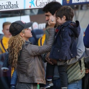 La chanteuse Shakira avec son fils Milan et Sasha Pique - Ambiance dans les tribunes du Camp Nou avec Les familles des joueurs du club de football de Barcelone le 28 novembre 2015.