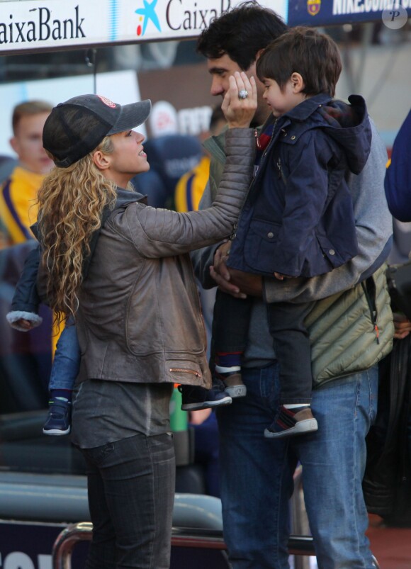 La chanteuse Shakira avec son fils Milan et Sasha Pique - Ambiance dans les tribunes du Camp Nou avec Les familles des joueurs du club de football de Barcelone le 28 novembre 2015.