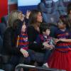 Sofia Balbi, la femme de Luis Suarez, avec ses enfants Delfina et Benjamin - Ambiance dans les tribunes du Camp Nou avec Les familles des joueurs du club de football de Barcelone le 28 novembre 2015.