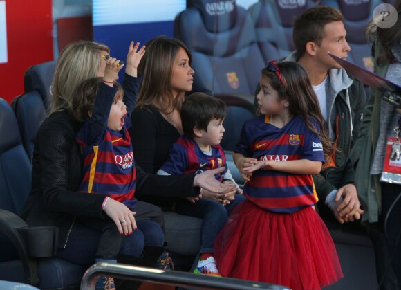 Sofia Balbi, la femme de Luis Suarez, avec ses enfants Delfina et Benjamin - Ambiance dans les tribunes du Camp Nou avec Les familles des joueurs du club de football de Barcelone le 28 novembre 2015.