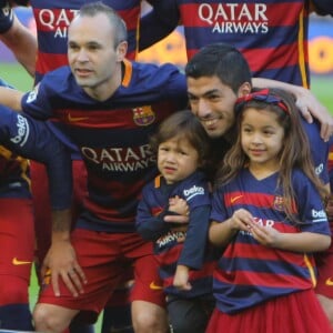 Luis Suarez et ses enfants Delfina et Benjamin - Ambiance dans les tribunes du Camp Nou avec Les familles des joueurs du club de football de Barcelone le 28 novembre 2015.