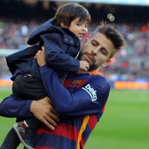 Gerard Piqué et son fils Milan - Ambiance dans les tribunes du Camp Nou avec Les familles des joueurs du club de football de Barcelone le 28 novembre 2015.