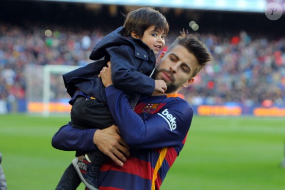 Gerard Piqué et son fils Milan - Ambiance dans les tribunes du Camp Nou avec Les familles des joueurs du club de football de Barcelone le 28 novembre 2015.