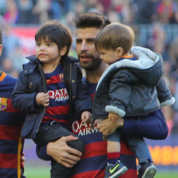 Gerard Piqué avec ses enfants Milan et Sasha - Ambiance dans les tribunes du Camp Nou avec Les familles des joueurs du club de football de Barcelone le 28 novembre 2015.