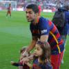 Luis Suarez et ses enfants Delfina et Benjamin - Ambiance dans les tribunes du Camp Nou avec Les familles des joueurs du club de football de Barcelone le 28 novembre 2015.