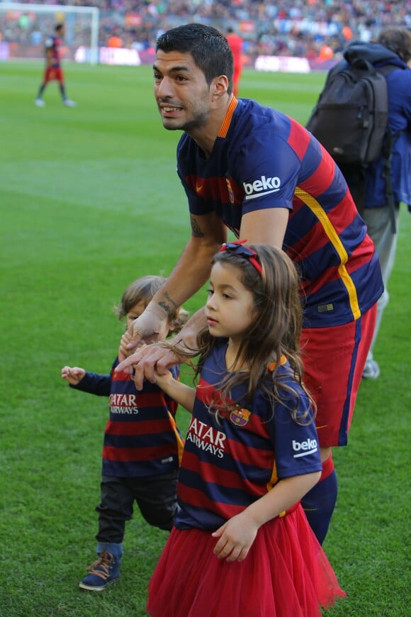 Luis Suarez et ses enfants Delfina et Benjamin - Ambiance dans les tribunes du Camp Nou avec Les familles des joueurs du club de football de Barcelone le 28 novembre 2015.