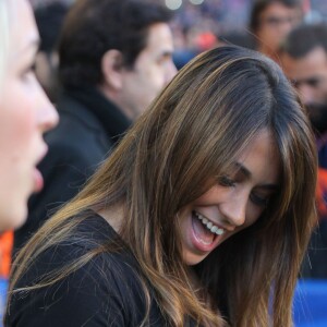 Antonella Rocuzzo, la femme de Leo Messi - Ambiance dans les tribunes du Camp Nou avec Les familles des joueurs du club de football de Barcelone le 28 novembre 2015