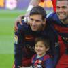 Leo Messi et son fils Thiago - Ambiance dans les tribunes du Camp Nou avec Les familles des joueurs du club de football de Barcelone le 28 novembre 2015.