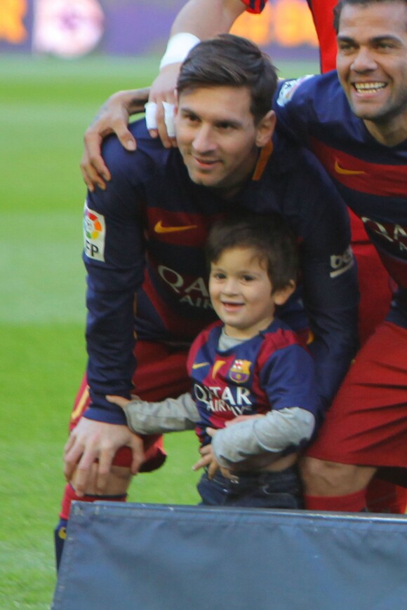 Leo Messi et son fils Thiago - Ambiance dans les tribunes du Camp Nou avec Les familles des joueurs du club de football de Barcelone le 28 novembre 2015.