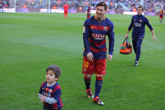 Leo Messi et son fils Thiago - Ambiance dans les tribunes du Camp Nou avec Les familles des joueurs du club de football de Barcelone le 28 novembre 2015.