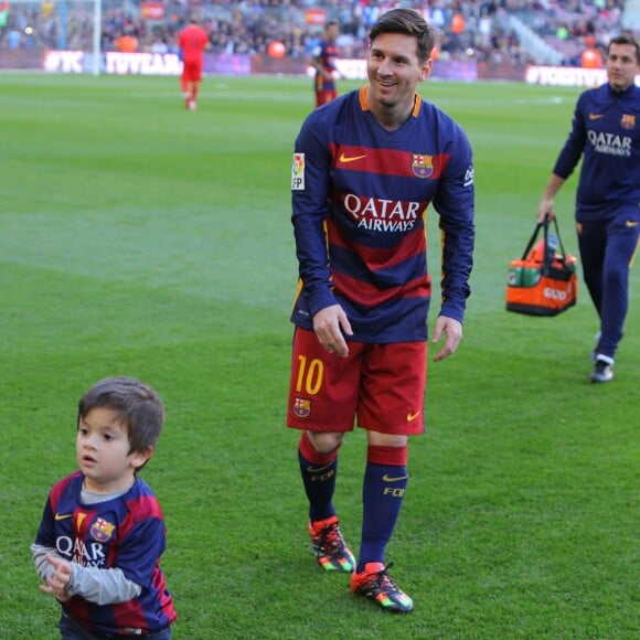 Leo Messi et son fils Thiago - Ambiance dans les tribunes du Camp Nou avec Les familles des joueurs du club de football de Barcelone le 28 novembre 2015.