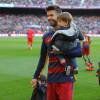 Gerard Piqué avec ses enfants Milan et Sasha - Ambiance dans les tribunes du Camp Nou avec Les familles des joueurs du club de football de Barcelone le 28 novembre 2015.