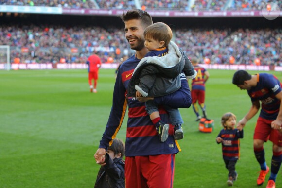Gerard Piqué avec ses enfants Milan et Sasha - Ambiance dans les tribunes du Camp Nou avec Les familles des joueurs du club de football de Barcelone le 28 novembre 2015.