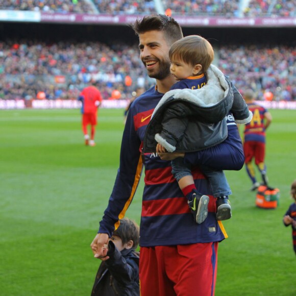 Gerard Piqué avec ses enfants Milan et Sasha - Ambiance dans les tribunes du Camp Nou avec Les familles des joueurs du club de football de Barcelone le 28 novembre 2015.