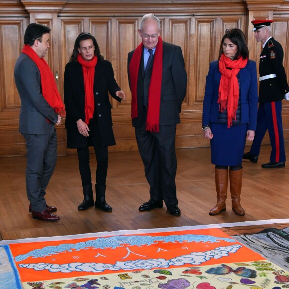 La princesse Stéphanie de Monaco, au centre, Stéphane Valéri, Conseiller de Gouvernement pour les Affaires Sociales et la Santé, à gauche, et le Ministre d'Etat, Michel Roger, à droite, participent au déploiement des "Courtepointes" en mémoire des victimes du SIDA, au Musée Océanographique de Monaco, le 27 novembre 2015. ©Bruno Bébert/Bestimage