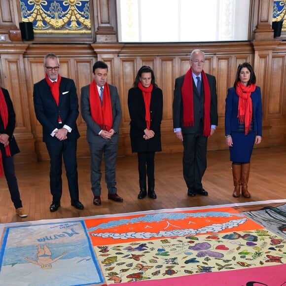 La princesse Stéphanie de Monaco, au centre, Stéphane Valéri, Conseiller de Gouvernement pour les Affaires Sociales et la Santé, à gauche, et le Ministre d'Etat, M. Michel Roger, à droite, participent au déploiement des "Courtepointes" en mémoire des victimes du SIDA, au Musée Océanographique de Monaco, le 27 novembre 2015. ©Bruno Bébert/Bestimage