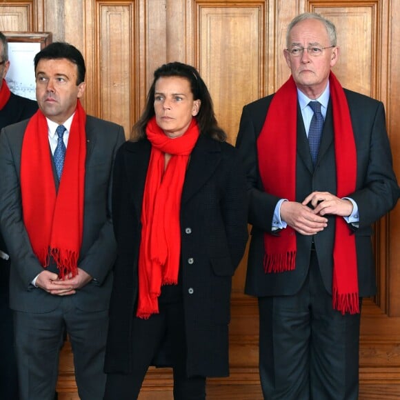 La princesse Stéphanie de Monaco, au centre, Stéphane Valéri, Conseiller de Gouvernement pour les Affaires Sociales et la Santé, à sa gauche, et le Ministre d'Etat, M. Michel Roger, à sa droite, participent au déploiement des "Courtepointes" en mémoire des victimes du SIDA, au Musée Océanographique de Monaco, le 27 novembre 2015. ©Bruno Bébert/Bestimage