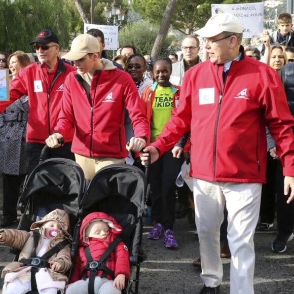 Le prince Albert II et la princesse Charlene de Monaco ainsi que leurs jumeaux le prince Jacques et la princesse Gabriella ont participé en famille dimanche 29 novembre 2015 à une "Marche pour le Climat" organisée à Monaco par la Fondation Prince Albert II en prélude à la COP21, sommet sur le réchauffement climatique du 30 novembre au 11 décembre à Paris. © Claudia Albuquerque / Bestimage