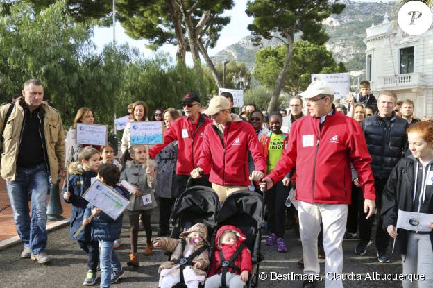 Le prince Albert II et la princesse Charlene de Monaco ainsi que leurs jumeaux le prince Jacques et la princesse Gabriella ont participé en famille dimanche 29 novembre 2015 à une "Marche pour le Climat" organisée à Monaco par la Fondation Prince Albert II en prélude à la COP21, sommet sur le réchauffement climatique du 30 novembre au 11 décembre à Paris. © Claudia Albuquerque / Bestimage