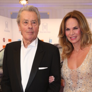 Alain Delon et Rosalie van Breemen - Soirée "Movie meets Media" à l'hôtel Atlantic Kempinski à Hambourg. Le 30 novembre 2015