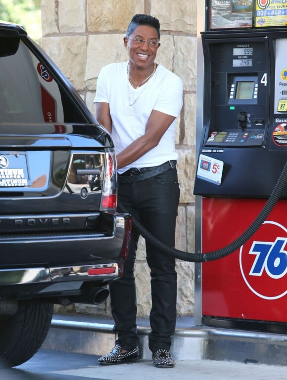 Jermaine Jackson et son fils Jermaine Jr. prennent de l'essence a Calabasas, le 5 septembre 2013.