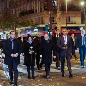 Barack Obama, Anne Hidalgo et François Hollande se recueillent devant le Bataclan à Paris, le 30 novembre 2015.