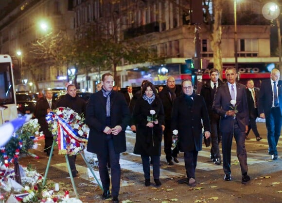 Barack Obama, Anne Hidalgo et François Hollande se recueillent devant le Bataclan à Paris, le 30 novembre 2015.