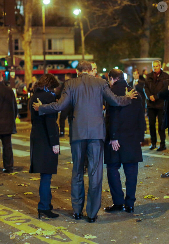 Barack Obama, Anne Hidalgo et François Hollande se recueillent devant le Bataclan à Paris, le 30 novembre 2015.
