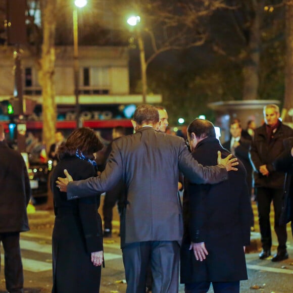 Barack Obama, Anne Hidalgo et François Hollande se recueillent devant le Bataclan à Paris, le 30 novembre 2015.