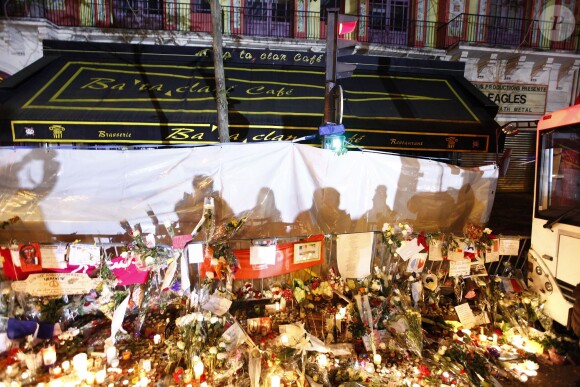 Hommage aux victimes des attentats du 13 novembre 2015 devant le Bataclan à Paris, le 23 novembre 2015. ©Christophe Aubert.