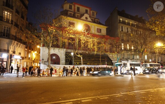 Hommage aux victimes des attentats du 13 novembre 2015 devant le Bataclan à Paris, le 23 novembre 2015. ©Christophe Aubert.