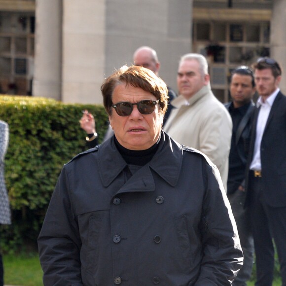 Bernard Tapie lors des obsèques de Jean-Noël Tassez, le compagnon de Charlotte Rampling, au crématorium du cimetière du Père-Lachaise à Paris, le 9 octobre 2015
