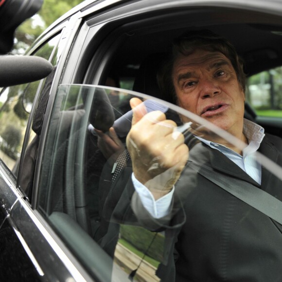 Bernard Tapie devant les bureaux de "Nice-Matin" à Nice, le 20 décembre 2012