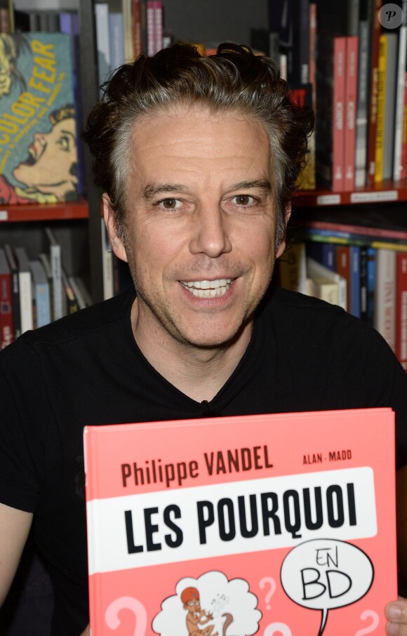 Exclusif - Le journaliste Philippe Vandel dédicace sa bande dessinée "Les Pourquoi en BD" à la librairie BD Net à Paris, le 26 septembre 2014.