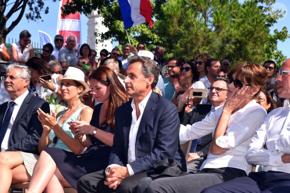 Louis Nègre, le maire de Cagnes-sur-Mer, Maud Fontenoy, Nicolas Sarkozy avec sa femme Carla Bruni-Sarkozy participent à une rencontre avec des élus et des militants du parti Les Républicains au jardin Albert 1er à Nice le 19 juillet 2015.