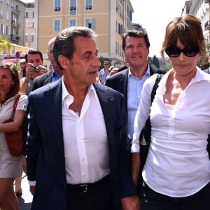 Nicolas Sarkozy avec sa femme Carla Bruni-Sarkozy, Maud Fontenoy, et le député maire de Nice, Christian Estrosi sont dans les rues de Nice après avoir déjeuné au restaurant "La Petite Maison" et avant de rencontrer les élus et les militants du parti Les Républicains au jardin Albert 1er le 19 juillet 2015.