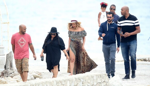 Beyonce Knowles et son mari Jay Z quittent leur yacht pour aller déjeuner à terre avec leur fille Blue Ivy dans les Iles de Lerins, le 16 septembre 2015.