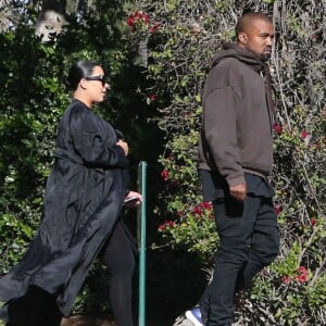 Exclusif - Kim Kardashian enceinte est allée déjeuner avec son mari Kanye West et sa soeur Kourtney Kardashian à l'hôtel Beverly Hills à Beverly Hills, le 28 novembre 2015.