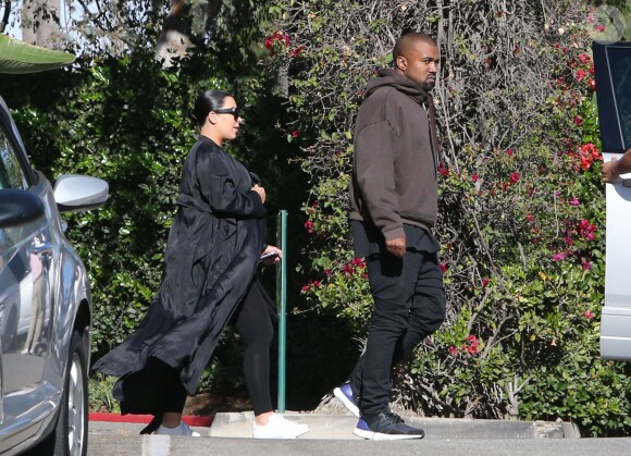 Exclusif - Kim Kardashian enceinte est allée déjeuner avec son mari Kanye West et sa soeur Kourtney Kardashian à l'hôtel Beverly Hills à Beverly Hills, le 28 novembre 2015.