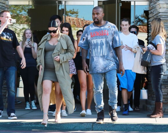 Kim Kardashian enceinte et son mari Kanye West quitte un cinéma à Thousand Oaks, le 7 octobre 2015.