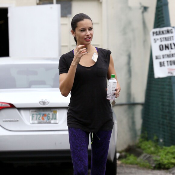 Exclusif - Adriana Lima et son nouveau compagnon, le boxeur Joe, quittent une salle de boxe à Miami Beach le 4 décembre 2015.