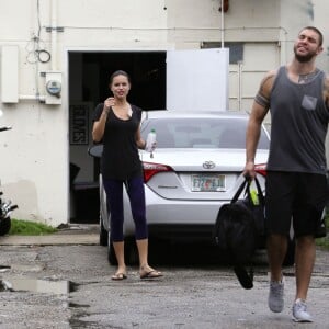 Exclusif - Adriana Lima et son nouveau compagnon, le boxeur Joe, quittent une salle de boxe à Miami Beach le 4 décembre 2015.